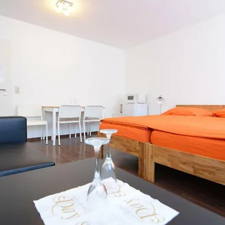 Private Rooms Next To Subway Neurenberg Buitenkant foto
